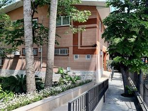 حیاط کتابخانه